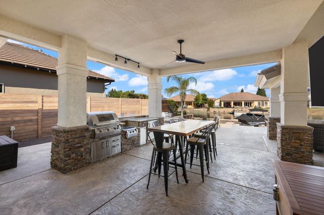 4702 N Fallingwater Lane, Clovis, CA 93619