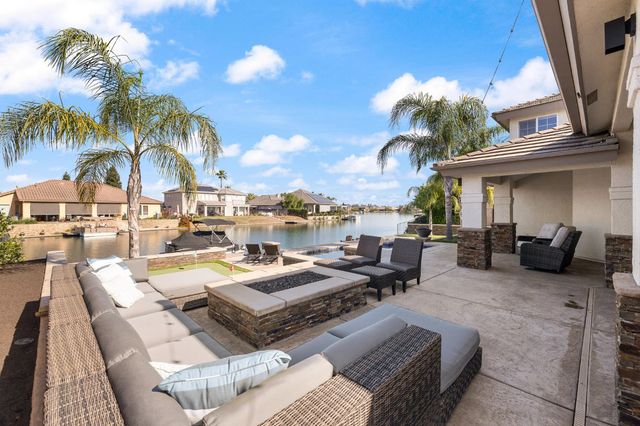 4702 N Fallingwater Lane, Clovis, CA 93619