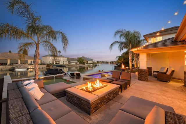 4702 N Fallingwater Lane, Clovis, CA 93619