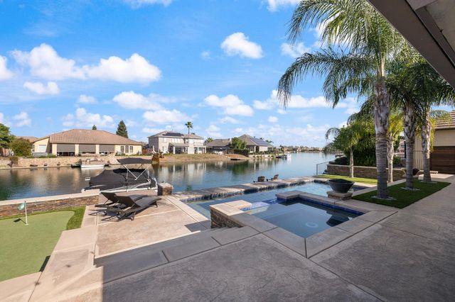 4702 N Fallingwater Lane, Clovis, CA 93619