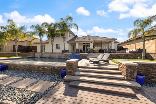 4702 N Fallingwater Lane, Clovis, CA 93619