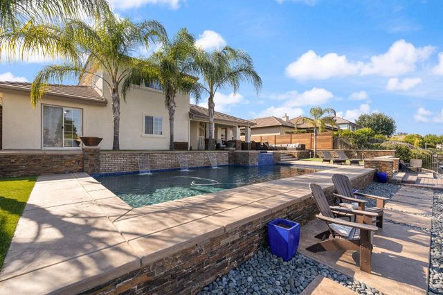 4702 N Fallingwater Lane, Clovis, CA 93619