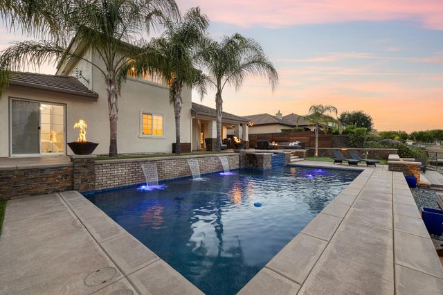 4702 N Fallingwater Lane, Clovis, CA 93619