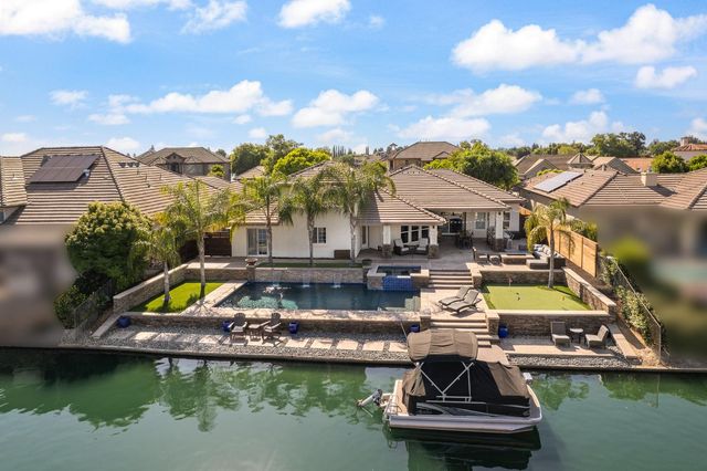 4702 N Fallingwater Lane, Clovis, CA 93619