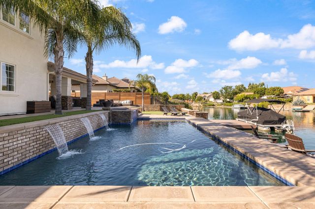 4702 N Fallingwater Lane, Clovis, CA 93619
