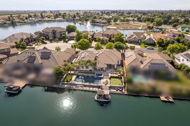 4702 N Fallingwater Lane, Clovis, CA 93619