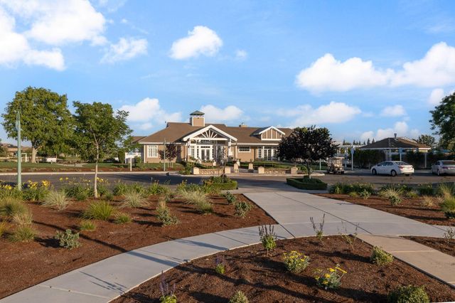 4702 N Fallingwater Lane, Clovis, CA 93619