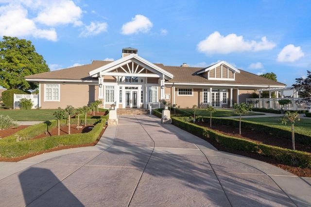 4702 N Fallingwater Lane, Clovis, CA 93619