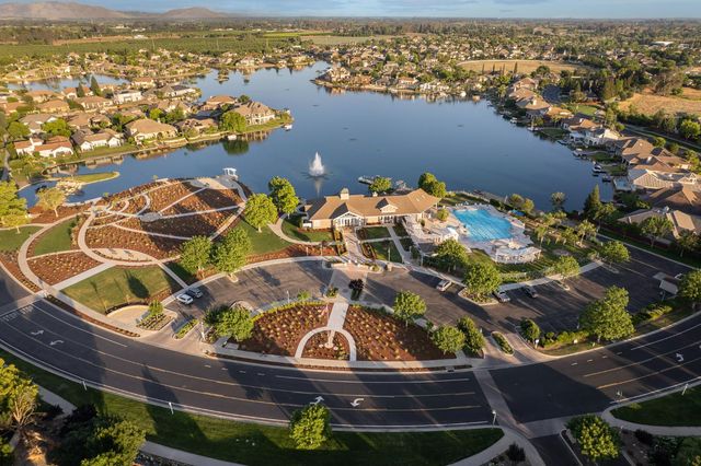 4702 N Fallingwater Lane, Clovis, CA 93619