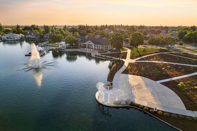 4702 N Fallingwater Lane, Clovis, CA 93619