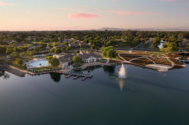 4702 N Fallingwater Lane, Clovis, CA 93619