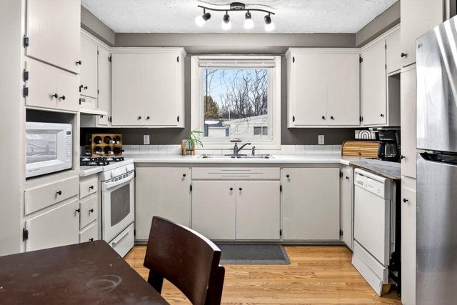 620 FIELDCREST DRIVE, Neenah, WI 54956