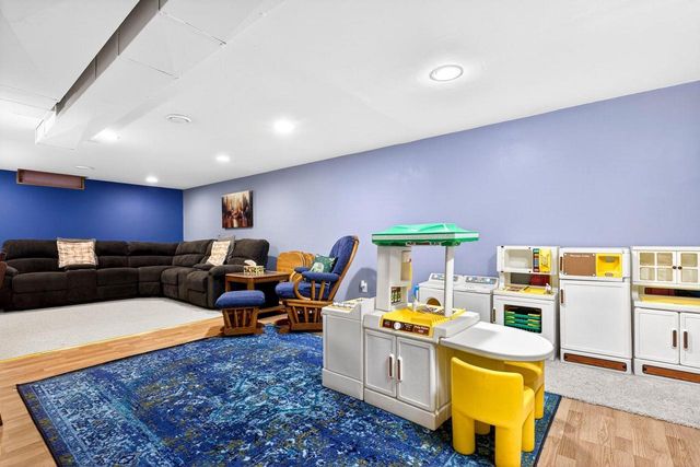 620 FIELDCREST DRIVE, Neenah, WI 54956