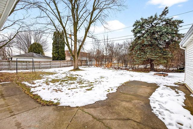 620 FIELDCREST DRIVE, Neenah, WI 54956