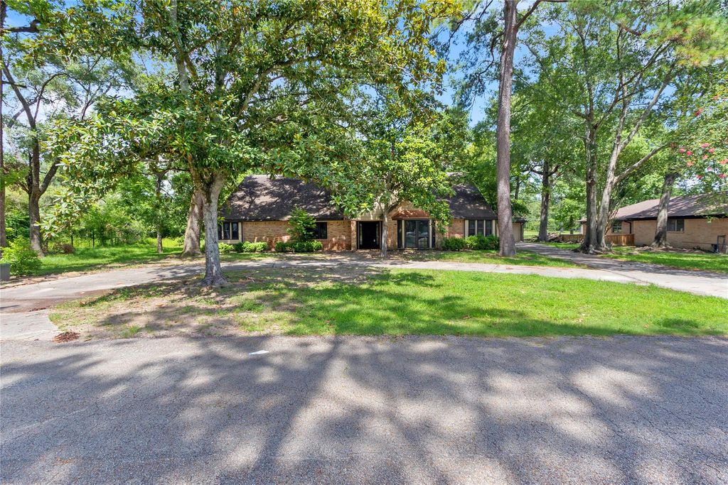 570 Roanoke Drive, Conroe, TX 77302