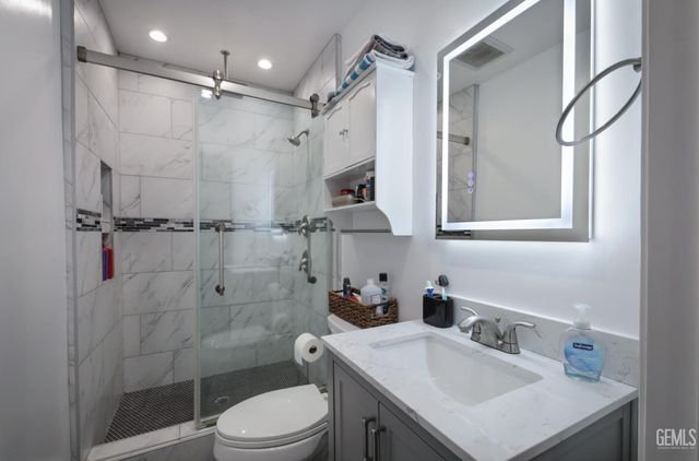 19 Oregon Street, Bakersfield, CA 93305