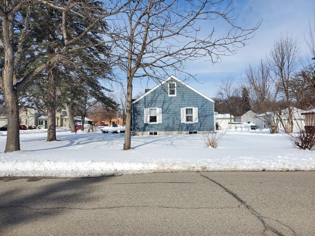 593 Grove Street SW, Hutchinson, MN 55350