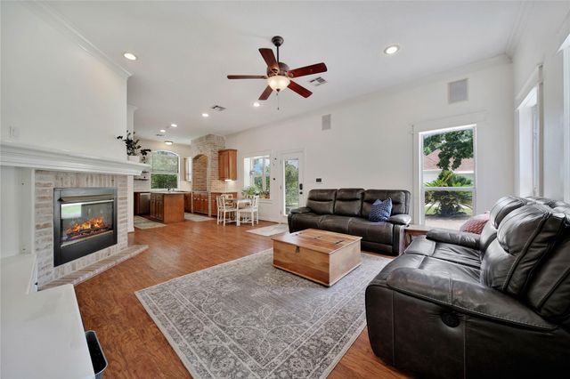 2127 Sendera Ranch Drive, Magnolia, TX 77354