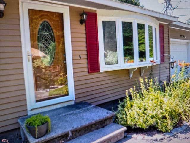 54 Lancaster Rd, Clinton, MA 01510