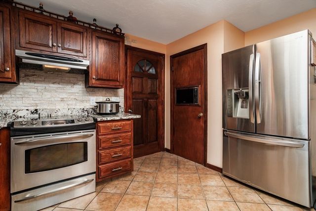 54 Lancaster Rd, Clinton, MA 01510