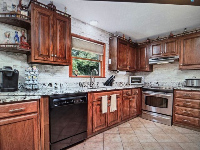 54 Lancaster Rd, Clinton, MA 01510