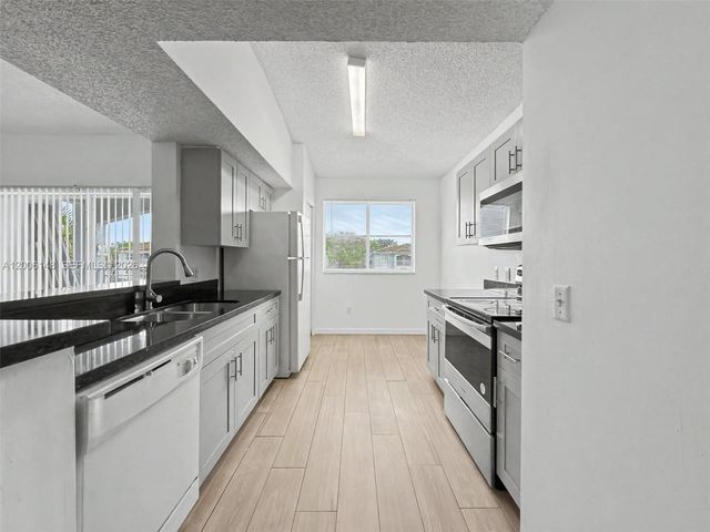 9615 NW 1st Ct 10-302, Pembroke Pines, FL 33024