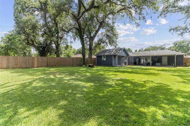 315 Cypress Street, Lake Jackson, TX 77566