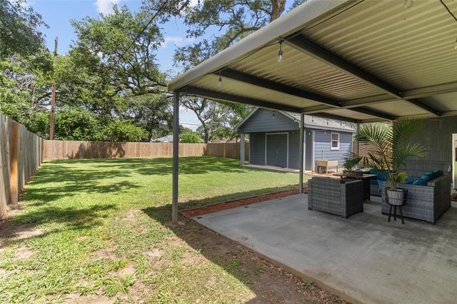 315 Cypress Street, Lake Jackson, TX 77566