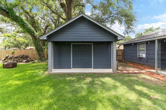 315 Cypress Street, Lake Jackson, TX 77566
