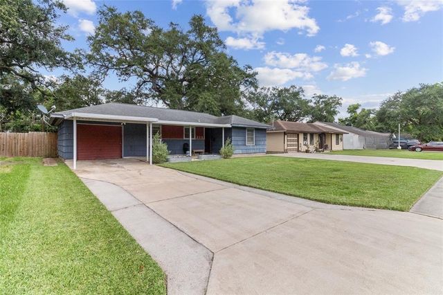315 Cypress Street, Lake Jackson, TX 77566