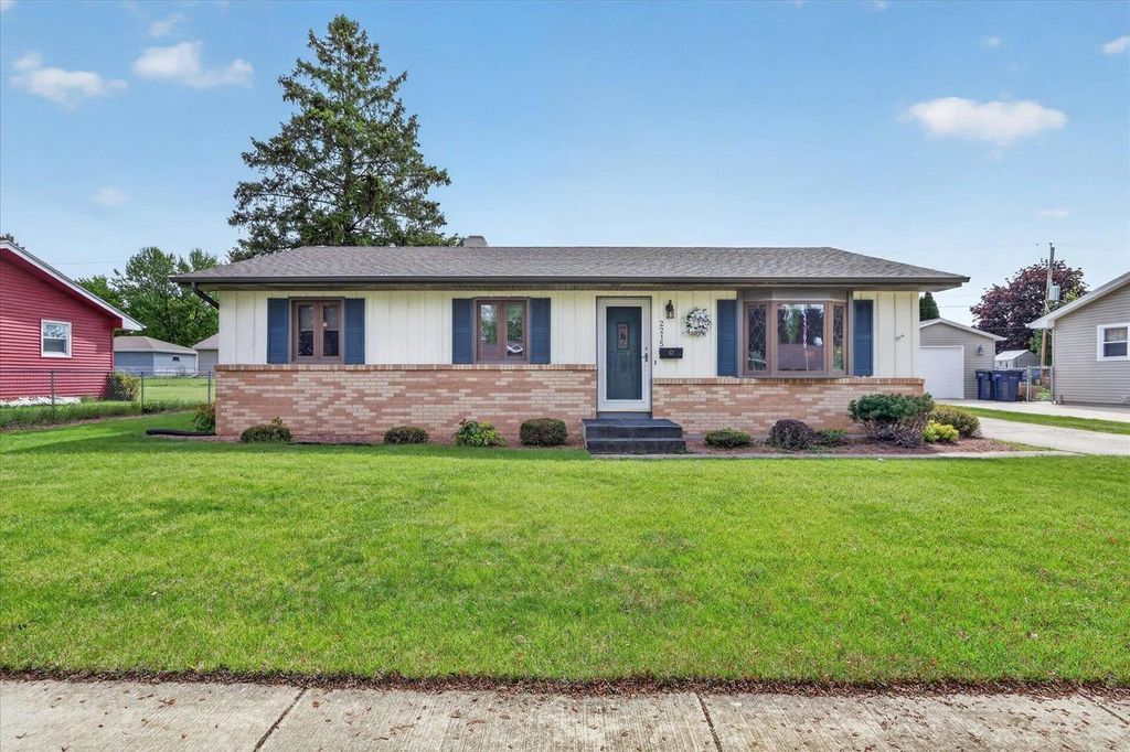 2215 S GRANT Avenue, Janesville, WI 53546