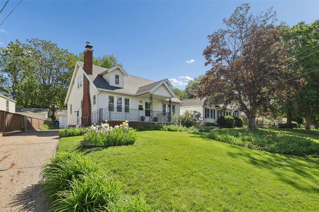 1733 Northwest Drive, Des Moines, IA 50310
