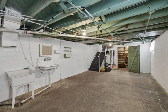 1733 Northwest Drive, Des Moines, IA 50310