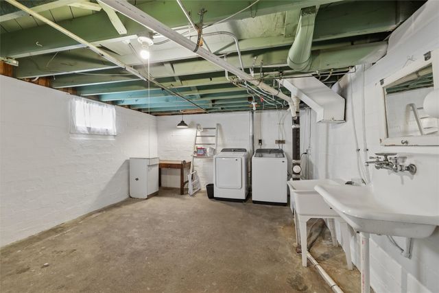 1733 Northwest Drive, Des Moines, IA 50310