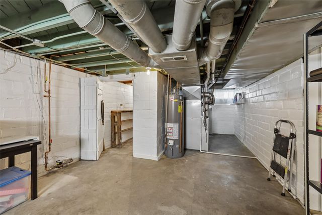 1733 Northwest Drive, Des Moines, IA 50310