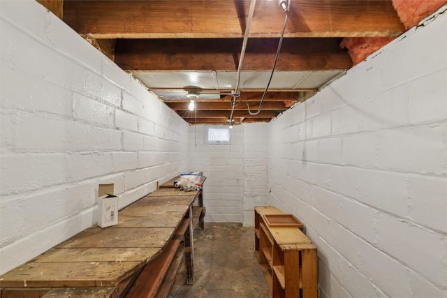 1733 Northwest Drive, Des Moines, IA 50310