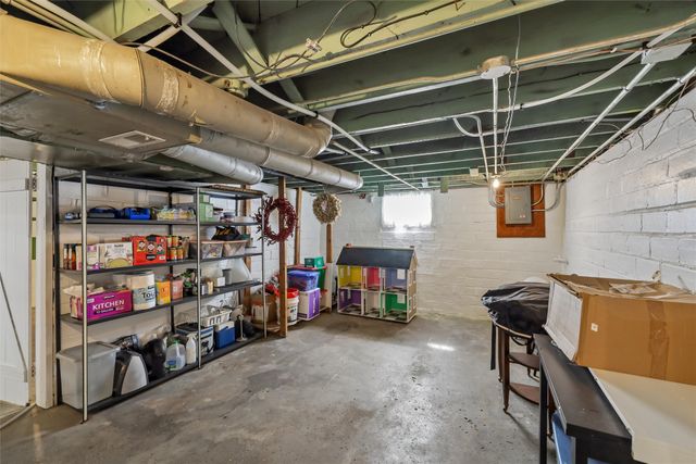 1733 Northwest Drive, Des Moines, IA 50310