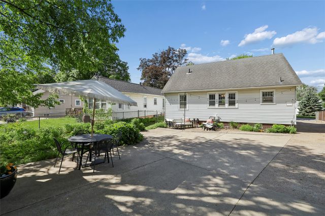 1733 Northwest Drive, Des Moines, IA 50310