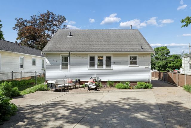 1733 Northwest Drive, Des Moines, IA 50310