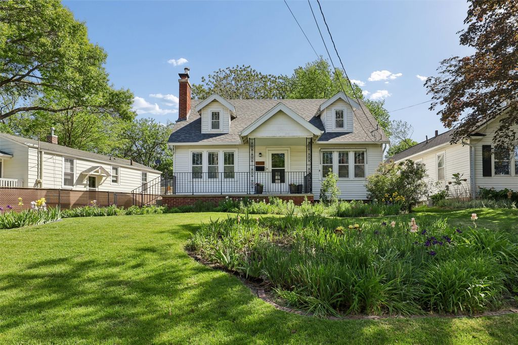 1733 Northwest Drive, Des Moines, IA 50310