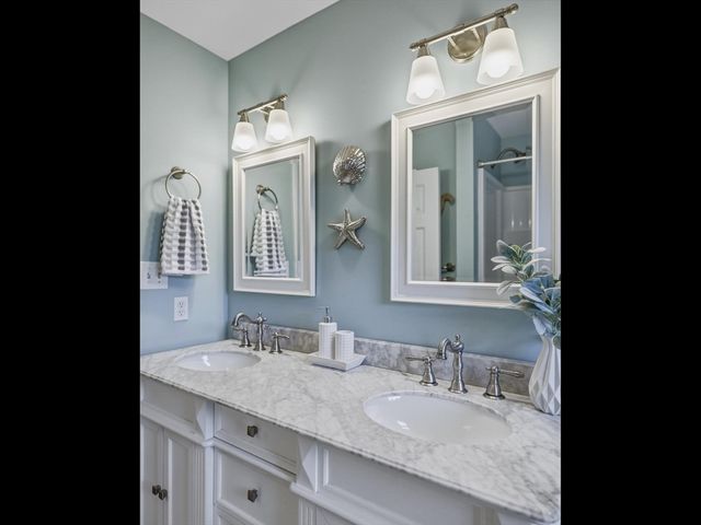 36 Helen Cir, East Longmeadow, MA 01028