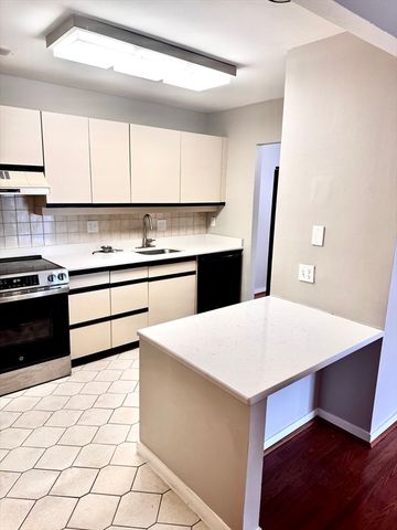 1 Seal Harbor Rd 215, Winthrop, MA 02152