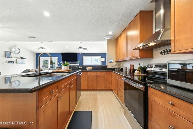 10 QUAIL Lane, Jacksonville Beach, FL 32250