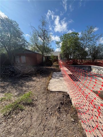 369 Edith Dr, Alice, TX 78332