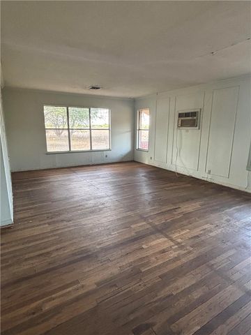 369 Edith Dr, Alice, TX 78332