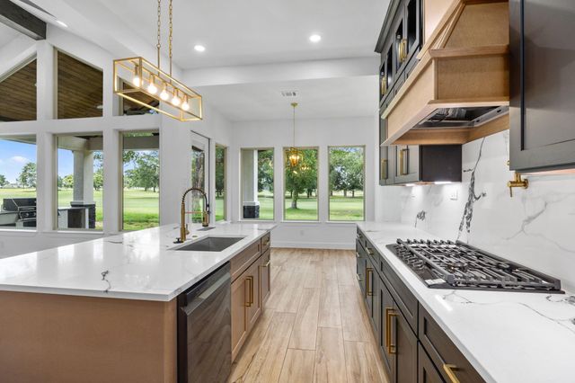 210 Birdie Dr, Hempstead, TX 77445