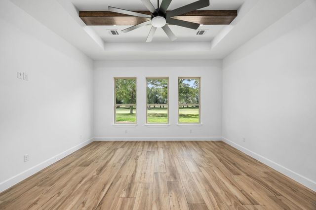 210 Birdie Dr, Hempstead, TX 77445