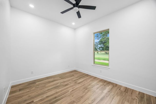 210 Birdie Dr, Hempstead, TX 77445