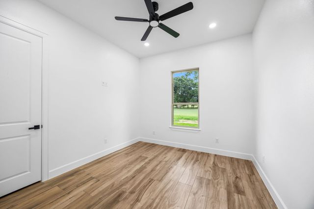 210 Birdie Dr, Hempstead, TX 77445