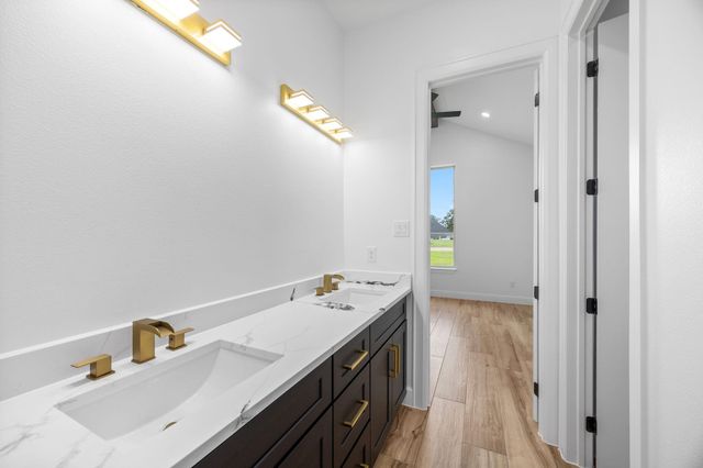 210 Birdie Dr, Hempstead, TX 77445